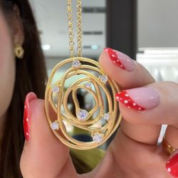 Collar IPPOCAMPO plata bañada en oro hilos enredados con circonitas. IPEL323