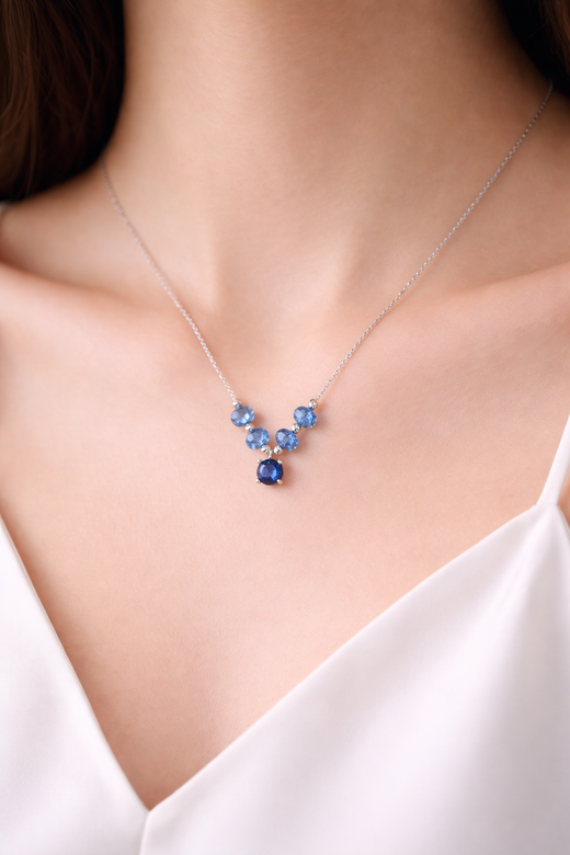 Collar SATERRA de oro blanco con zafiros azules.