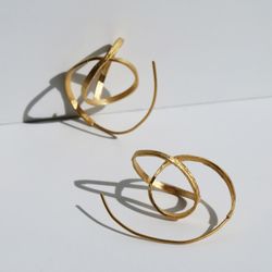 Pendientes JOIDART dorados EMBOLIC medianos. J3232AR023200