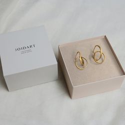 Pendientes JOIDART dorados EMBOLIC medianos. J3232AR023200
