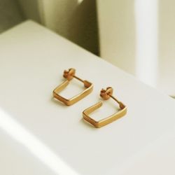 Pendientes JOIDART dorados pequeños LIGNIS estrechos. J3421AR043200