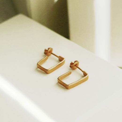 Pendientes JOIDART dorados pequeños LIGNIS estrechos. J3421AR043200