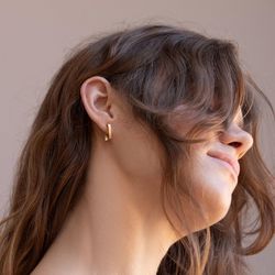 Pendientes JOIDART dorados pequeños LIGNIS estrechos. J3421AR043200