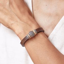 Pulsera PLATADEPALO de cuero con pieza Plata 925 y circonitas Liora. WB452X T/18