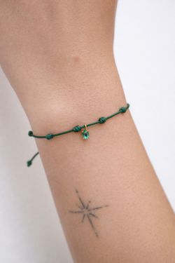 Pulsera SATERRA oro amarillo y esmeralda verde.